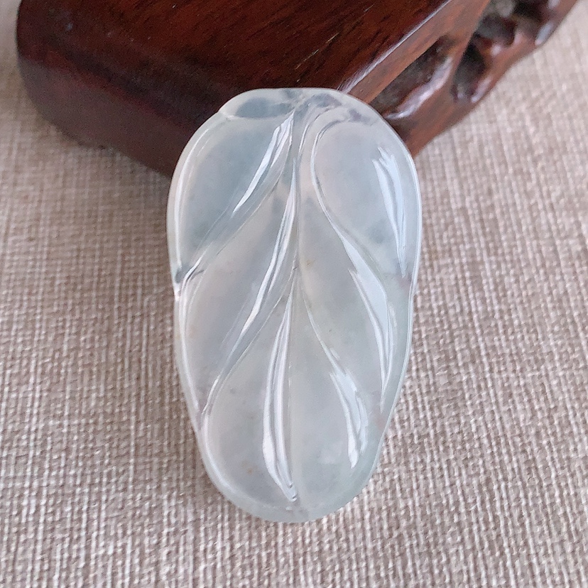 天然A货翡翠白月光叶子金枝玉叶吊坠 
尺寸41.3-24-5.4mm 重量10.38g 0317