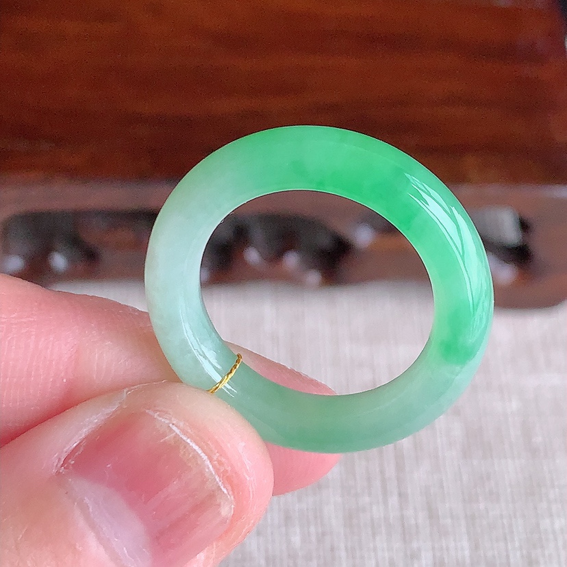 天然A货翡翠飘绿素面戒指 
尺寸17.8-4.7-4mm 重量3.74g 0317