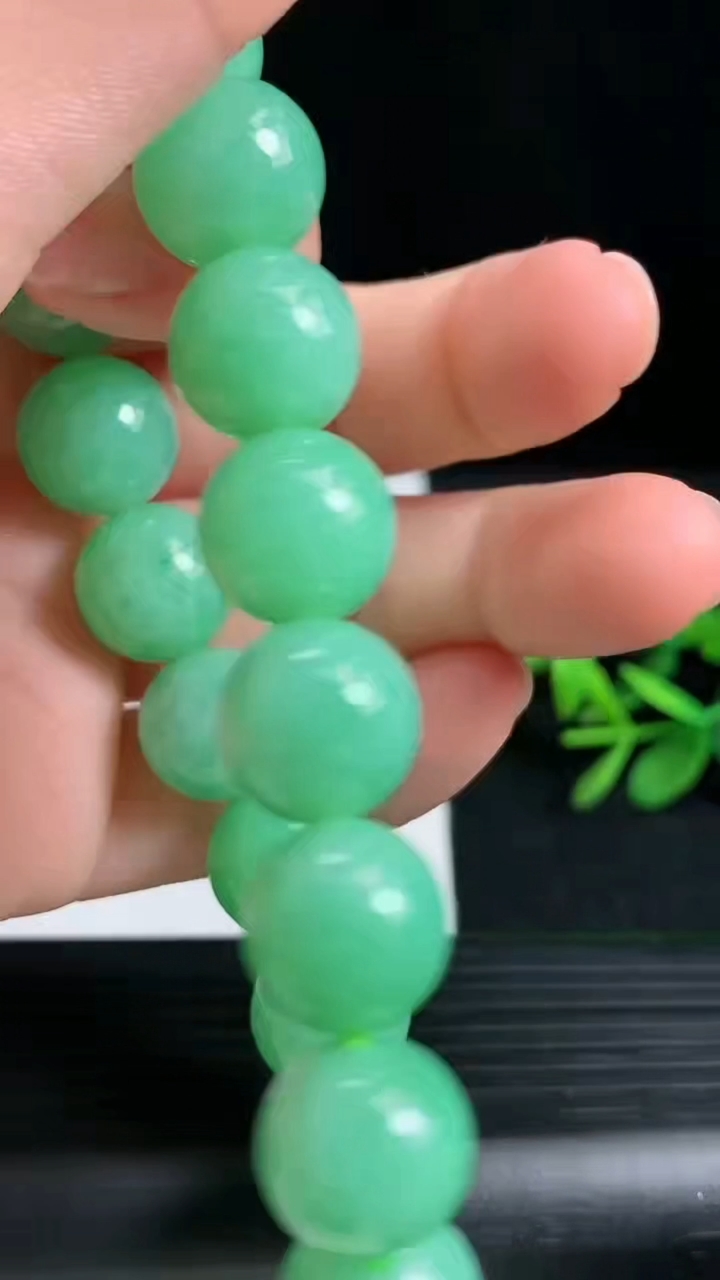 天然A货翡翠圆珠手串尺寸12-17颗重量:53.63g3月18日
工厂直销收藏佳品,种好水足，色泽均匀，有种有色，上手高大气！