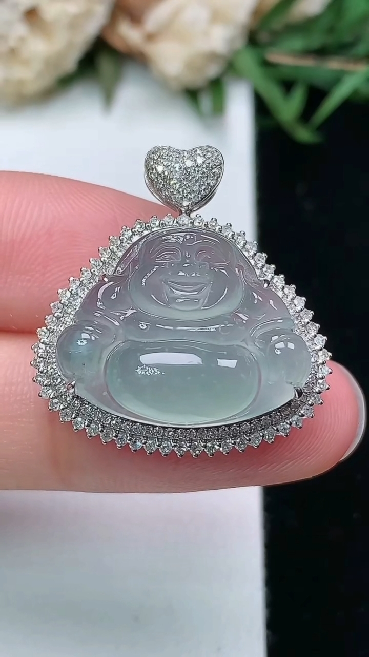 天然A货翡翠白冰佛公吊坠，尺寸24.4-23.2-9.7，裸石14.8-19
3月18日