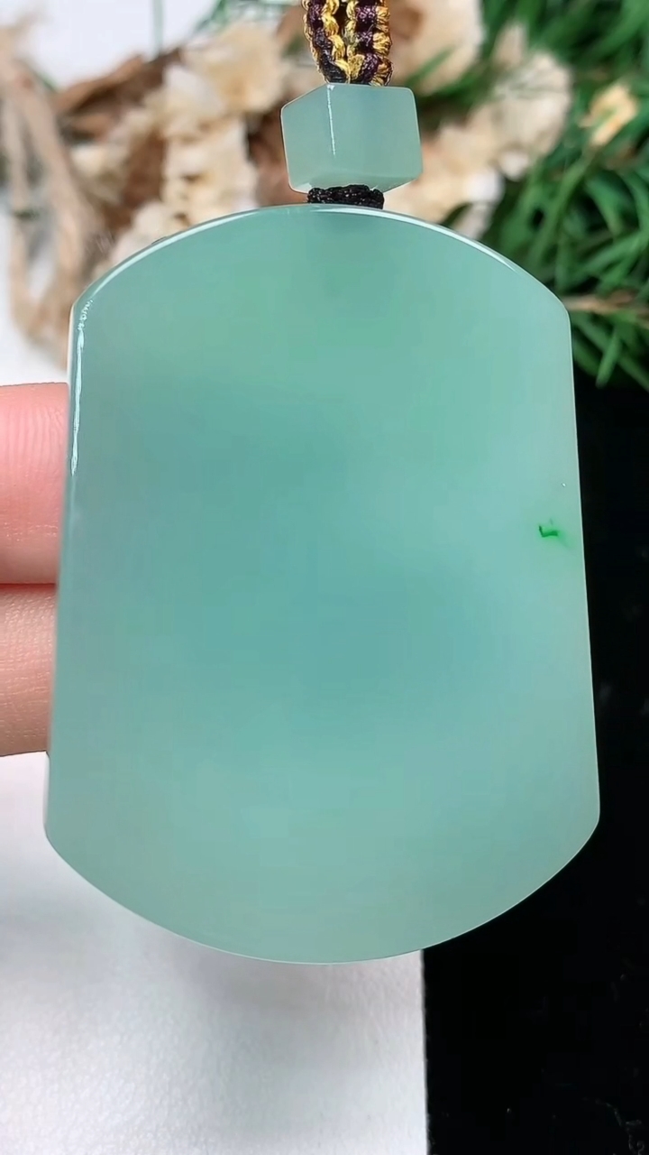 天然A货翡翠无事牌吊坠，尺寸49-36.9-5.7，重量:31.07g
3月18日