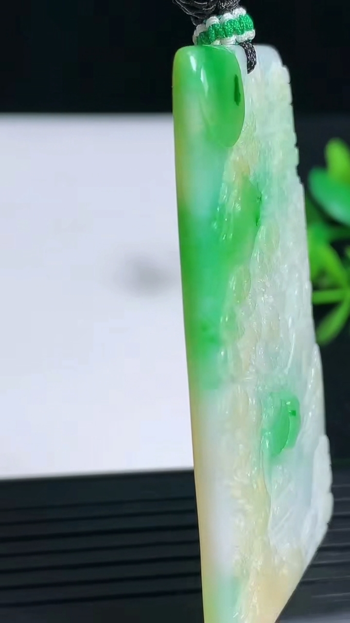 天然A货翡翠山水牌吊坠尺寸59.2-36.7-4重量:27.99g
3月18日