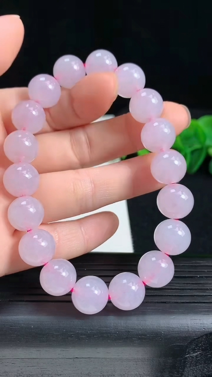 天然A货翡翠紫罗兰圆珠手串，尺寸11重量:41.81g3月18日
工厂直销收藏佳品,种好水足，色泽均匀，有种有色，上手高大气！