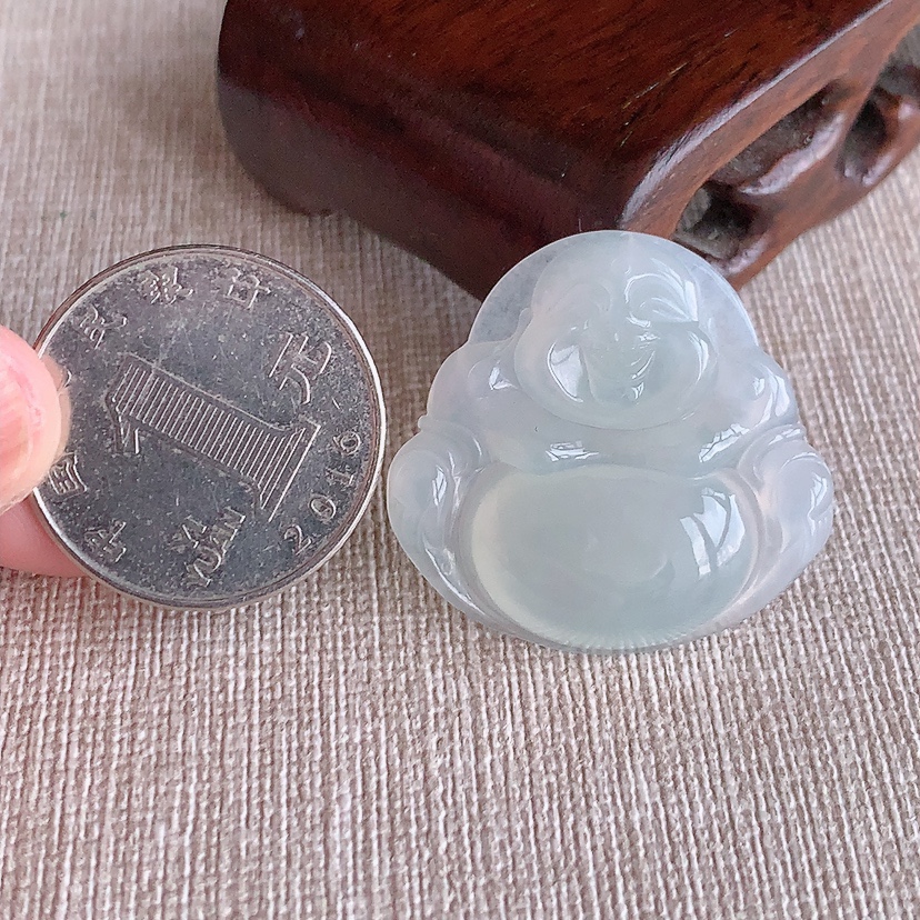 天然A货翡翠白月光佛公吊坠 
尺寸29.3-30.8-5.4mm 重量7.10g 0317