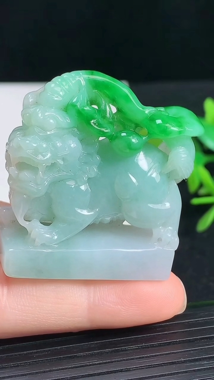 天然A货翡翠貔貅小摆件尺寸36.4-13.6-38.2重量:33.58g
3月18日