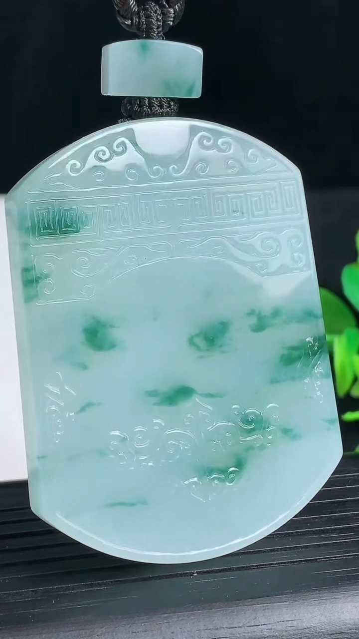 天然A货翡翠飘花仿古无事牌吊坠尺55.5-42.1-6.1重量:49.59g
3月18日