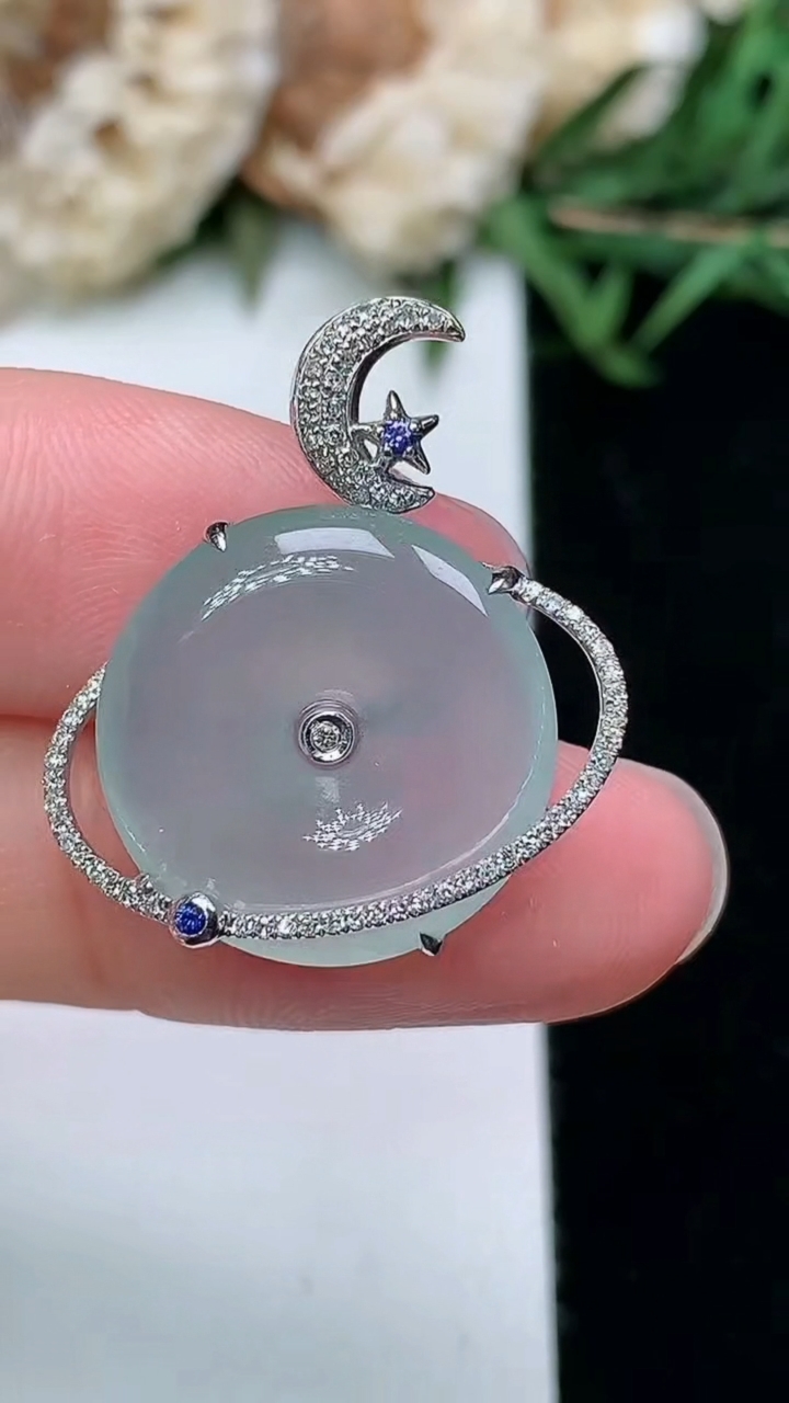 天然A货翡翠白冰平安扣吊坠，尺寸24.9-21.8-6，裸石17-5.2，重量:3.72g
3月18日