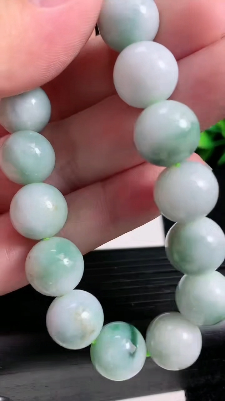天然A货翡翠圆珠手串尺寸12.6-17颗重:57.77g3月18日
工厂直销收藏佳品,种好水足，色泽均匀，有种有色，上手高大气！
93