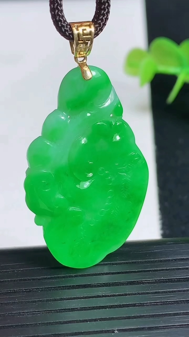 天然A货翡翠如意吊坠尺寸38.2-23.9-4.8重量:8.52g
3月18日