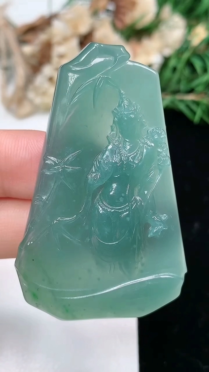 天然A货翡翠蓝水大势至观音菩萨吊坠，尺寸50.6-32.4-5.5，重量:17.01g
3月18日