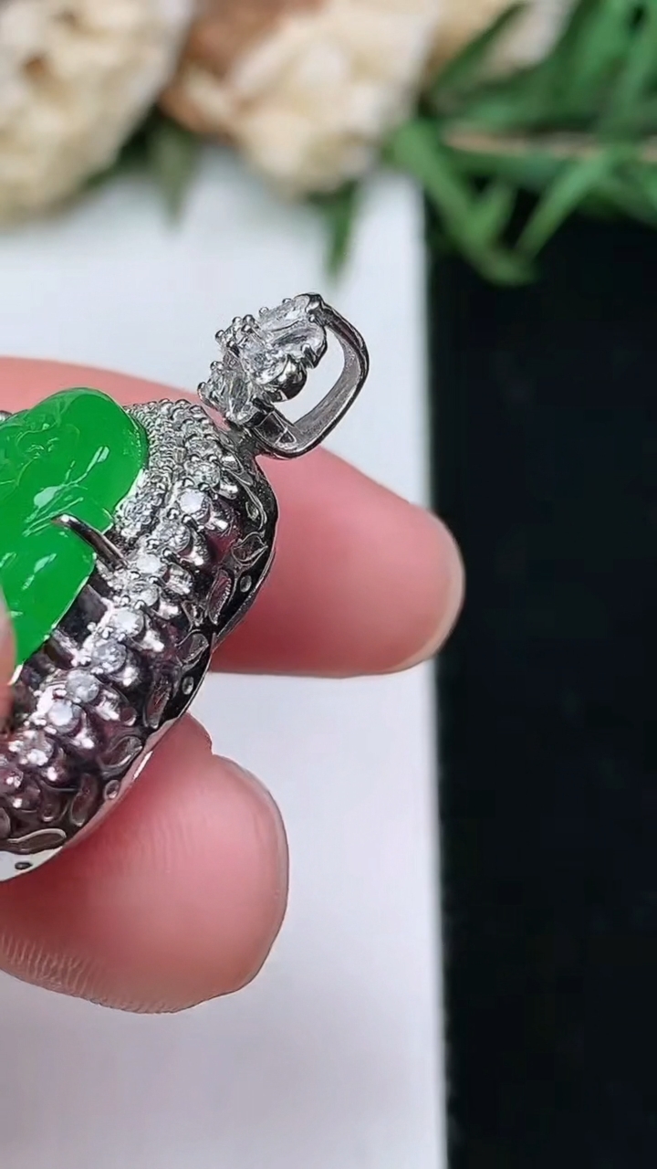 天然A货翡翠佛公吊坠，尺寸28-23-11，裸石17.5-20.3，重量:7.28g
3月18日