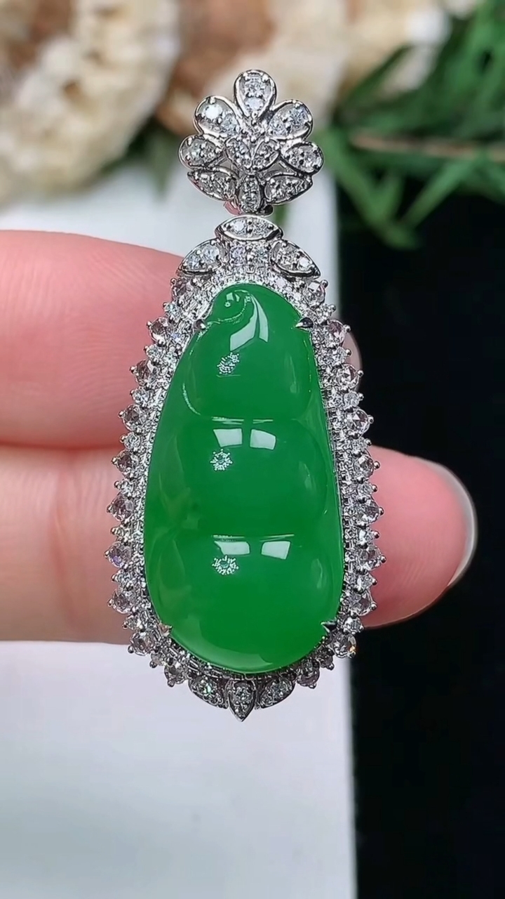 天然A货翡翠福豆吊坠，尺寸37-16-12.9，裸石21.2-10.8，重量:6.37g
3月18日