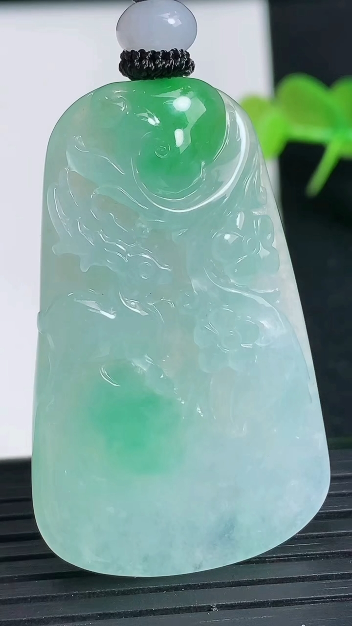 天然A货翡翠梅花鹿吊坠尺寸45.5-28.9-6.7重量:20.30g
3月18日