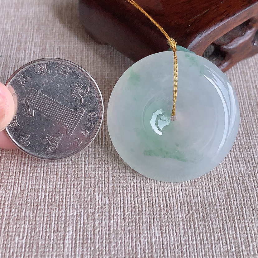 天然A货翡翠飘花平安扣吊坠 
尺寸32-5.5mm 重量12.70g 0317