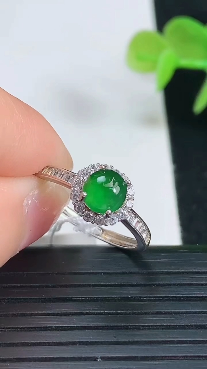 天然A货翡翠蛋面戒指尺寸17.5-8.2-7.6裸石5.4-5.5重量:1.83g2026年3月18