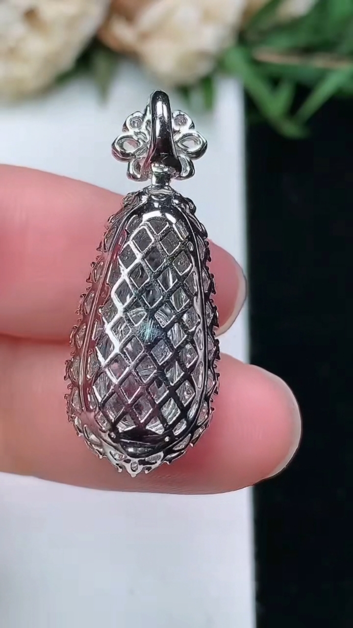 天然A货翡翠福豆吊坠，尺寸28.8-11.3-11.3
3月18日