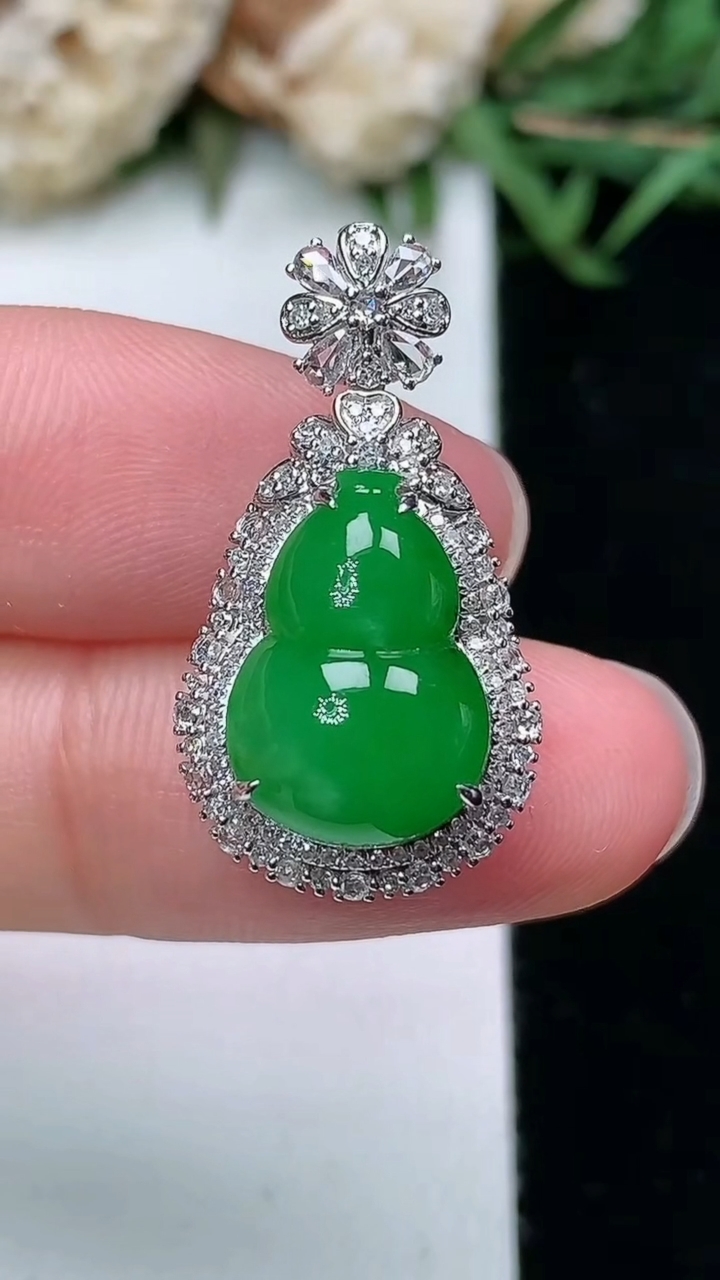 天然A货翡翠葫芦吊坠，尺寸25.8-13.8-11.8，裸石13.7-9.6，重量:3.83g
3月