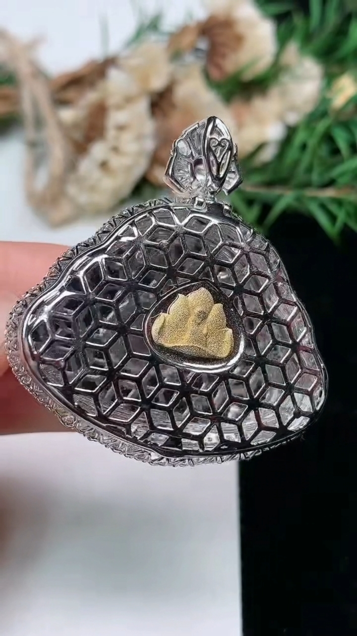 天然A货翡翠白冰佛公吊坠，尺寸43-40.8-14.2，裸石25.3-38，重量:18.18g
3月18日