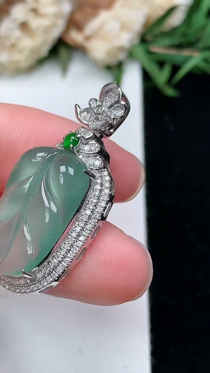 天然A货翡翠金枝玉叶 叶子吊坠，尺寸32.5-15.6-8.8，裸石18.6-12.4，重量:4.04g
3月18日