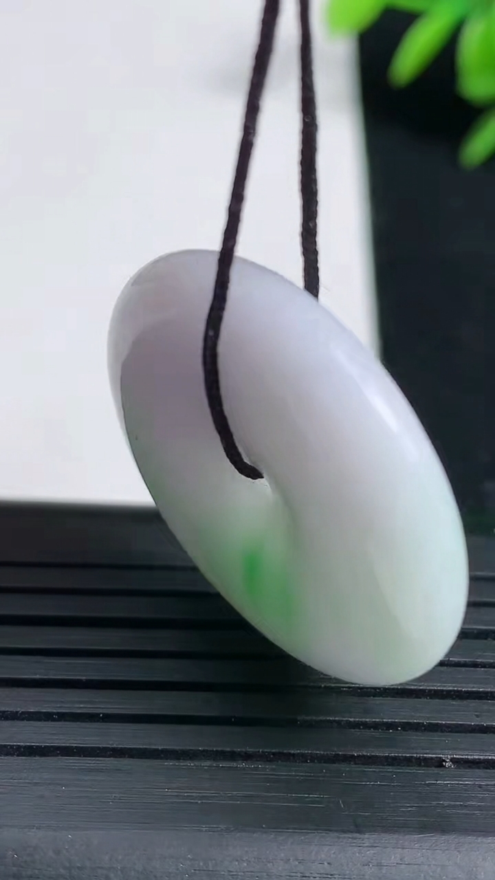 天然A货翡翠平安扣吊坠尺寸28.6-5.8重:10.94g
3月18日
93