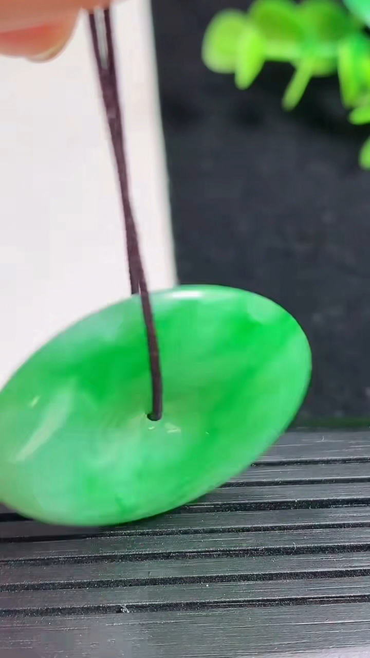 天然A货翡翠平安扣吊坠，尺寸30-5.2，重量:9.68g
3月18日