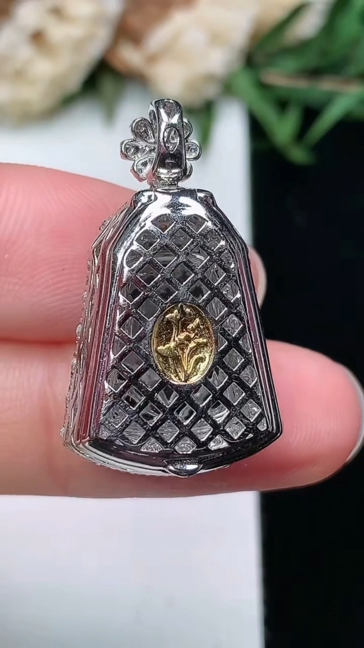 天然A货翡翠无事牌吊坠，尺寸27.2-16.2-8.6，裸石15.2-10.8，重量:4.60g
3月18日