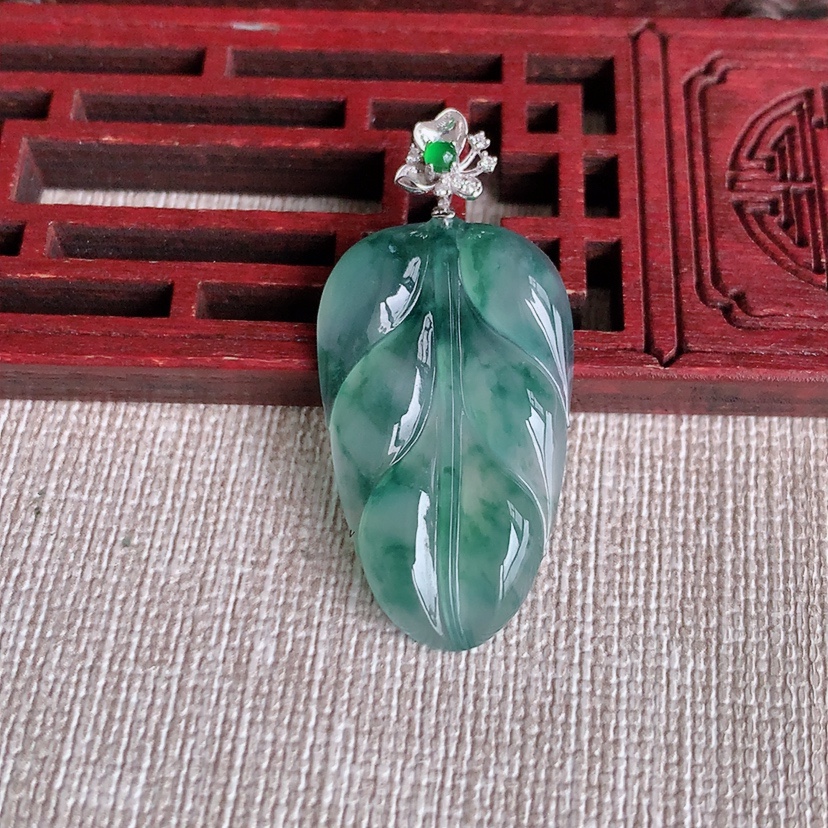 天然A货翡翠18K金扣头飘花叶子金枝玉叶吊坠 
尺寸37.2-30-17.7-3.6mm 重量4.4