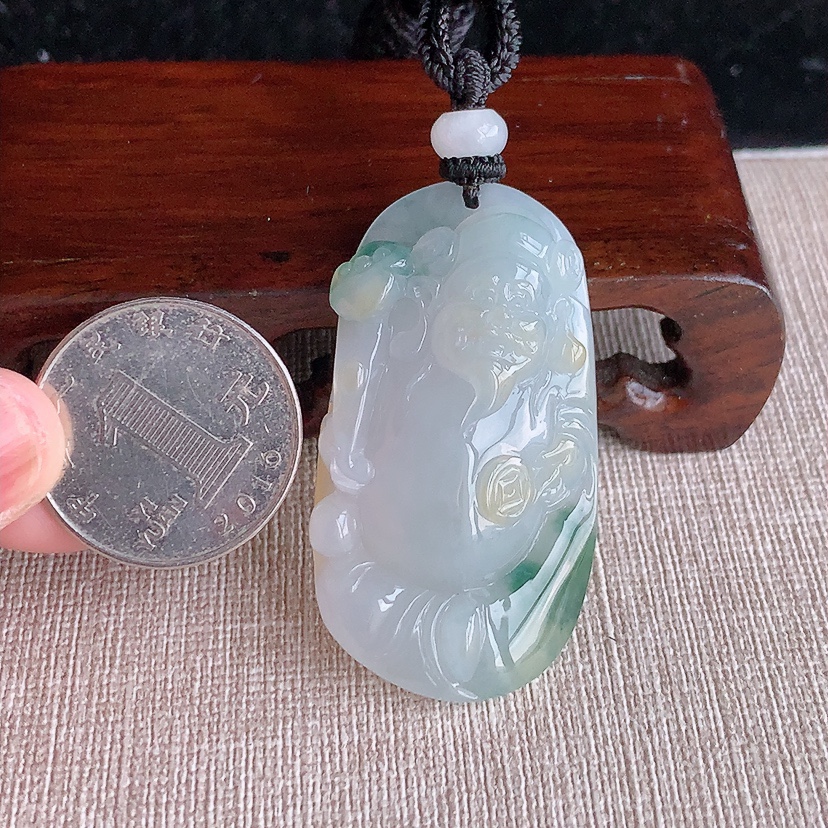 天然A货翡翠飘黄翡飘花财神爷吊坠 
尺寸47.5-26.2-11mm 重量27.00g 0317