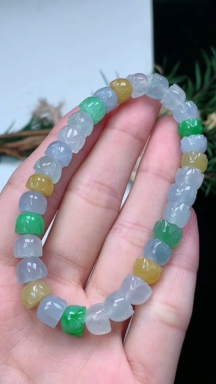 天然A货翡翠三彩莲蓬手串，尺寸7.6-5.8-31颗，重量:20.03g3月18日
工厂直销收藏佳品,种好水足，色泽均匀，有种有色，上手高大气！