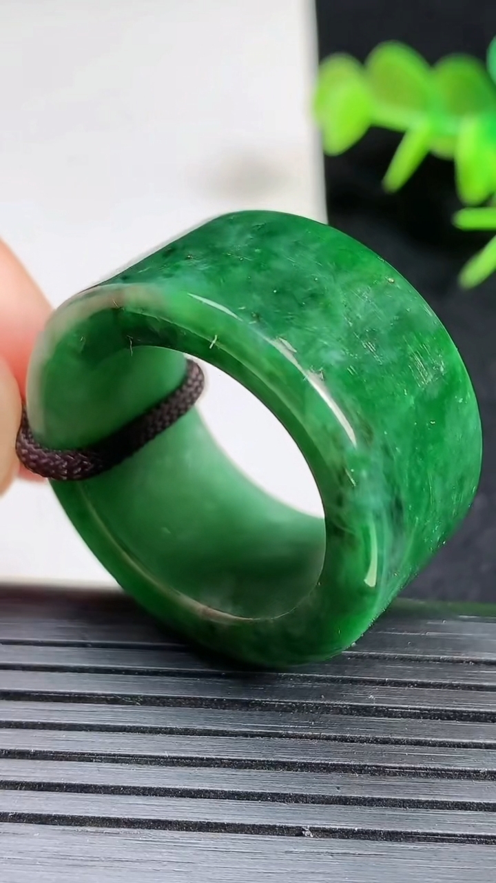 天然A货翡翠指环 扳指 戒指，尺寸22.7-15.6-5.2重量:21.38g2026年3月18日
工厂直销收藏佳品,种好水足，色泽均匀，有种有色，上手高大气！