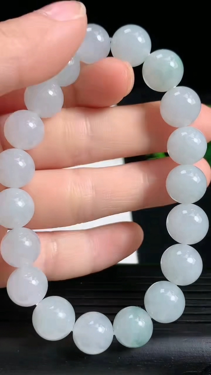 天然A货翡翠飘花圆珠手串，尺寸9.8重量:33.98g3月18日
工厂直销收藏佳品,种好水足，色泽均匀，有种有色，上手高大气！