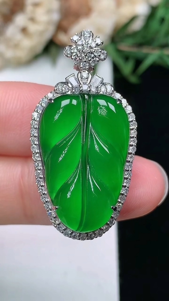 天然A货翡翠金枝玉叶 叶子吊坠，尺寸34.6-17.8-10.8，裸石22-14.3，重量:6.56