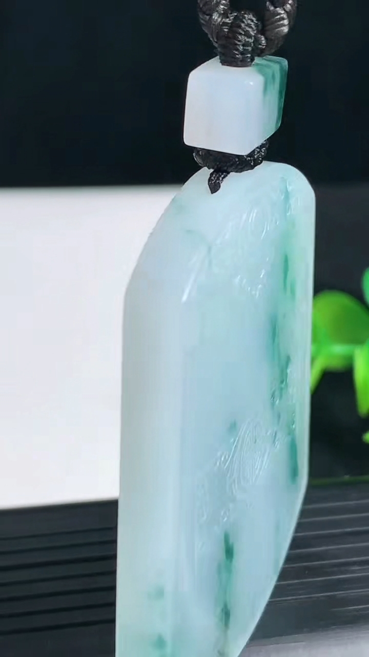 天然A货翡翠飘花仿古无事牌吊坠尺寸53.9-40.9-5.5重量:41.56g
3月18日