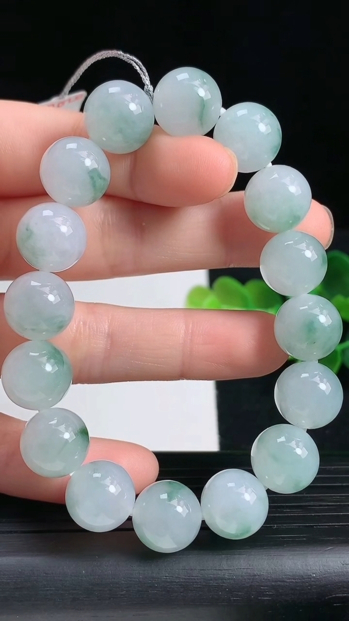 天然A货翡翠飘花圆珠手串尺寸11.8-16颗重量:42.95g3月18日
工厂直销收藏佳品,种好水足，色泽均匀，有种有色，上手高大气！