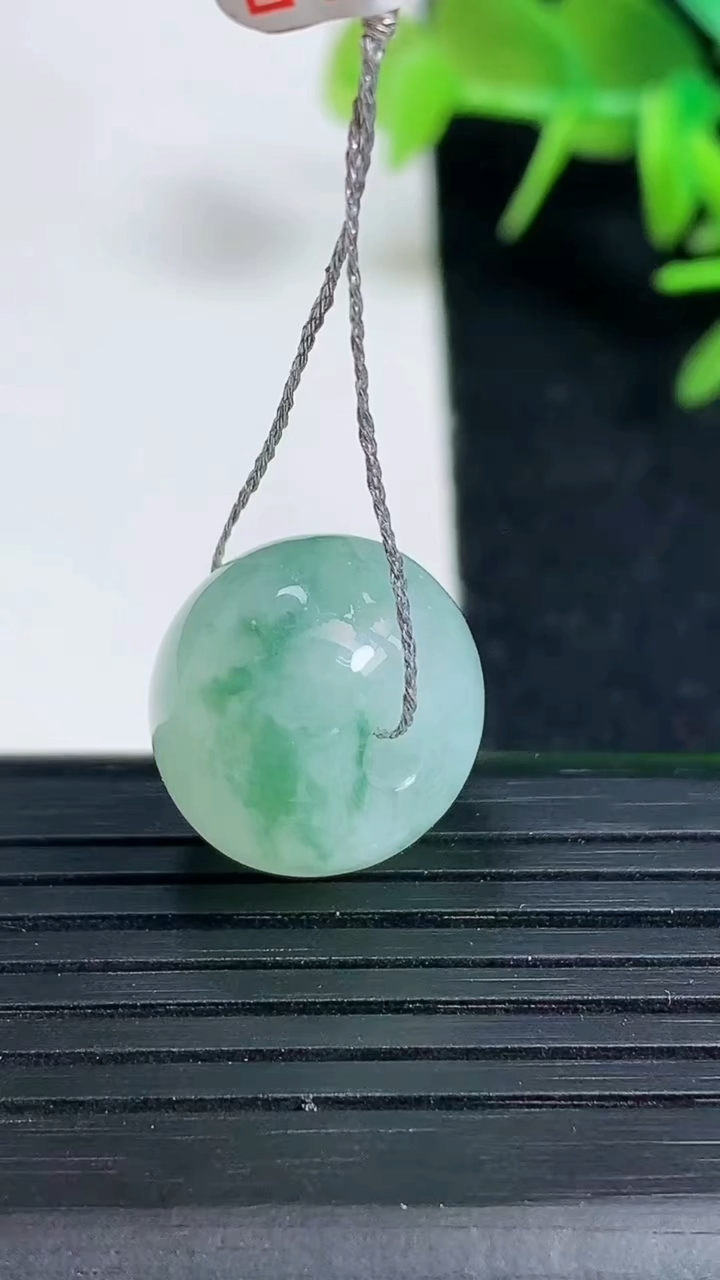 天然A货翡翠冰种飘花路路通吊坠尺寸15.6-11.9重量:5.87g
3月18日