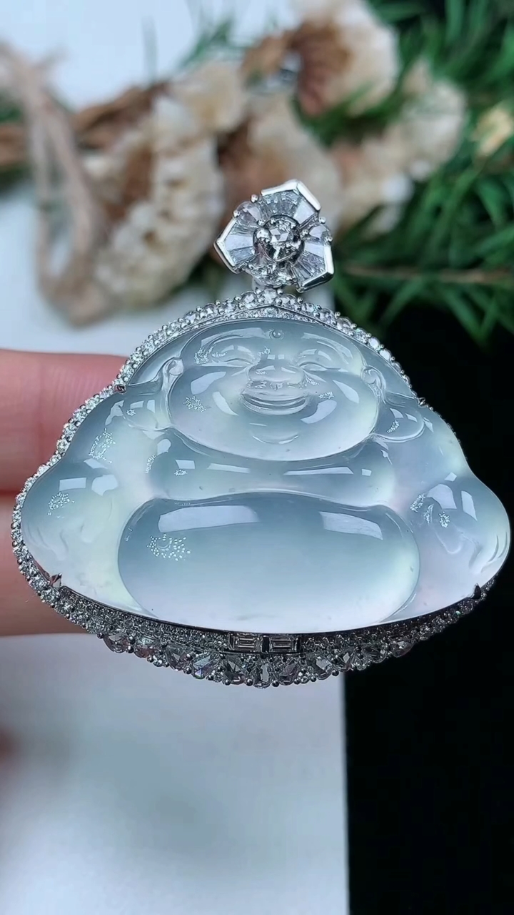 天然A货翡翠白冰佛公吊坠，尺寸43-40.8-14.2，裸石25.3-38，重量:18.18g
3月