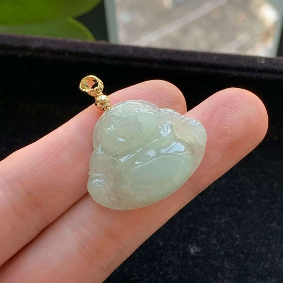 A货天然翡翠冰糯种925银底色佛公吊坠重量6.62
3月18日