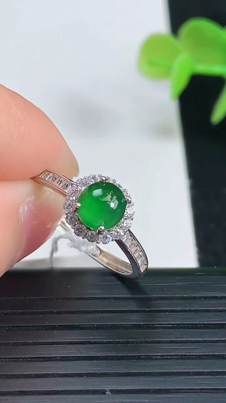 天然A货翡翠蛋面戒指尺寸17.5-8.2-7.6裸石5.4-5.5重量:1.83g2026年3月18