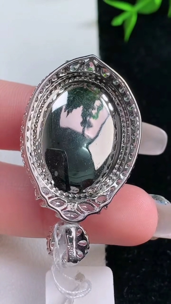 天然A货翡翠貔貅吊坠，尺寸41.4-23.6-12.5，裸石24.2-18重量:11.22g
3月18日