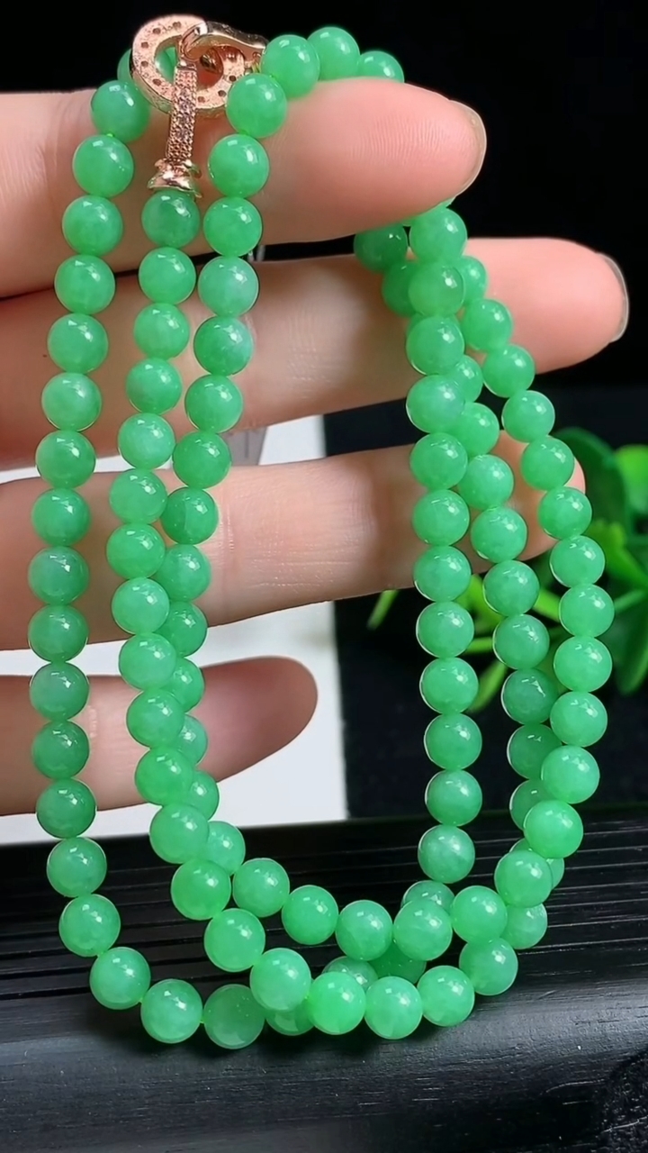 天然A货翡翠圆珠项链尺寸4.8-115颗重量:27.22g
3月18日