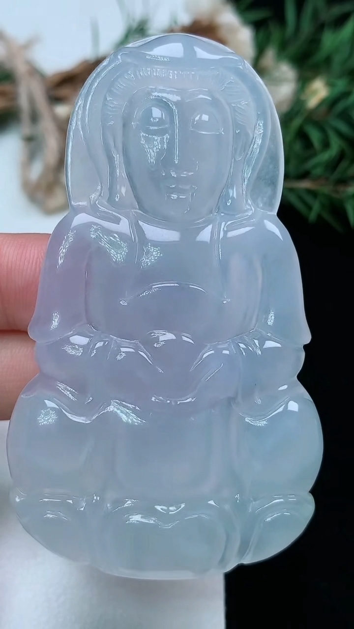 天然A货翡翠白冰观音菩萨吊坠，尺寸70.2-40.8-6.2，重量:30.72g
3月18日