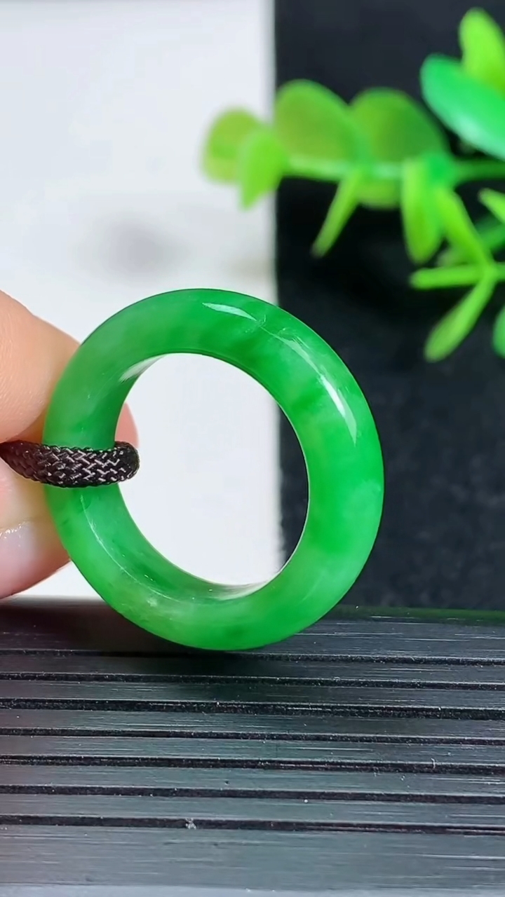 天然A货翡翠指环 戒指，尺寸17.4-5.6-4.2，重量:4.37g2026年3月18日
工厂直销
