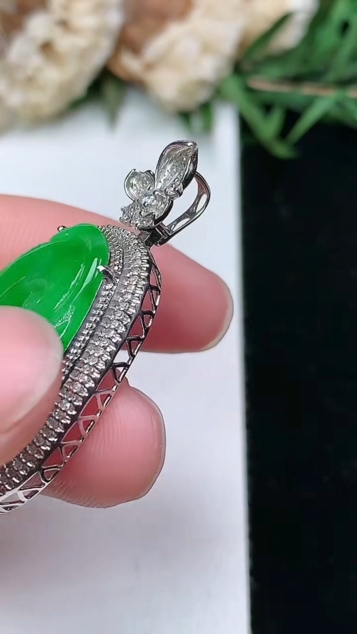 天然A货翡翠如意吊坠，尺寸36.4-19.8-7.8，裸石24-16.5
3月18日