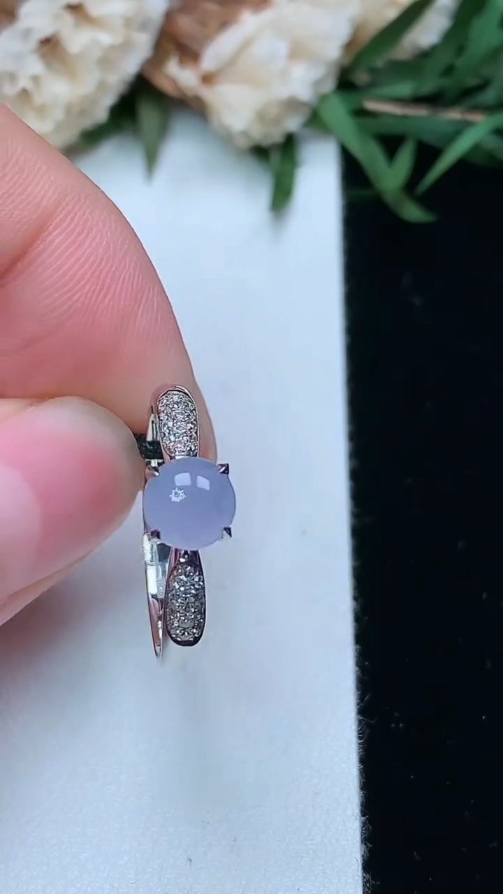 天然A货翡翠紫罗兰蛋面戒指，尺寸17-5.7，重量:1.82g2026年3月18日
工厂直销收藏佳品,种好水足，色泽均匀，有种有色，上手高大气！