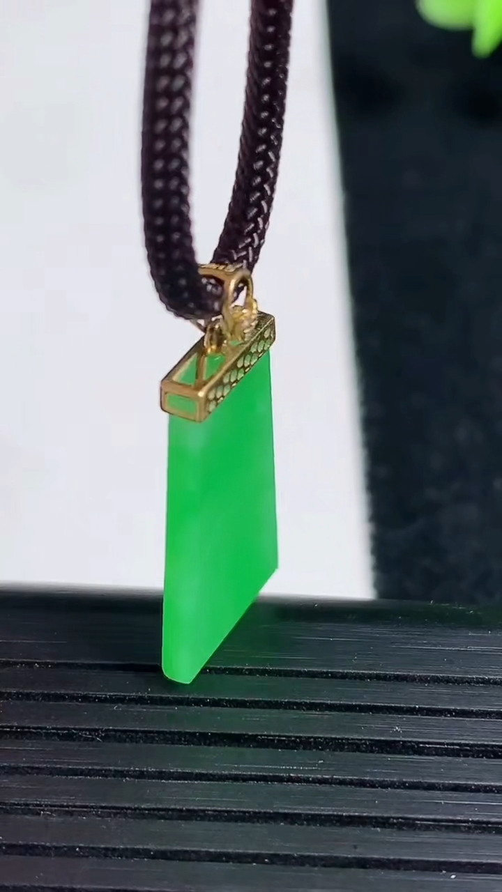 天然A货翡翠无事牌吊坠，尺寸21-12.5-2.3，重量:1.86g
3月18日