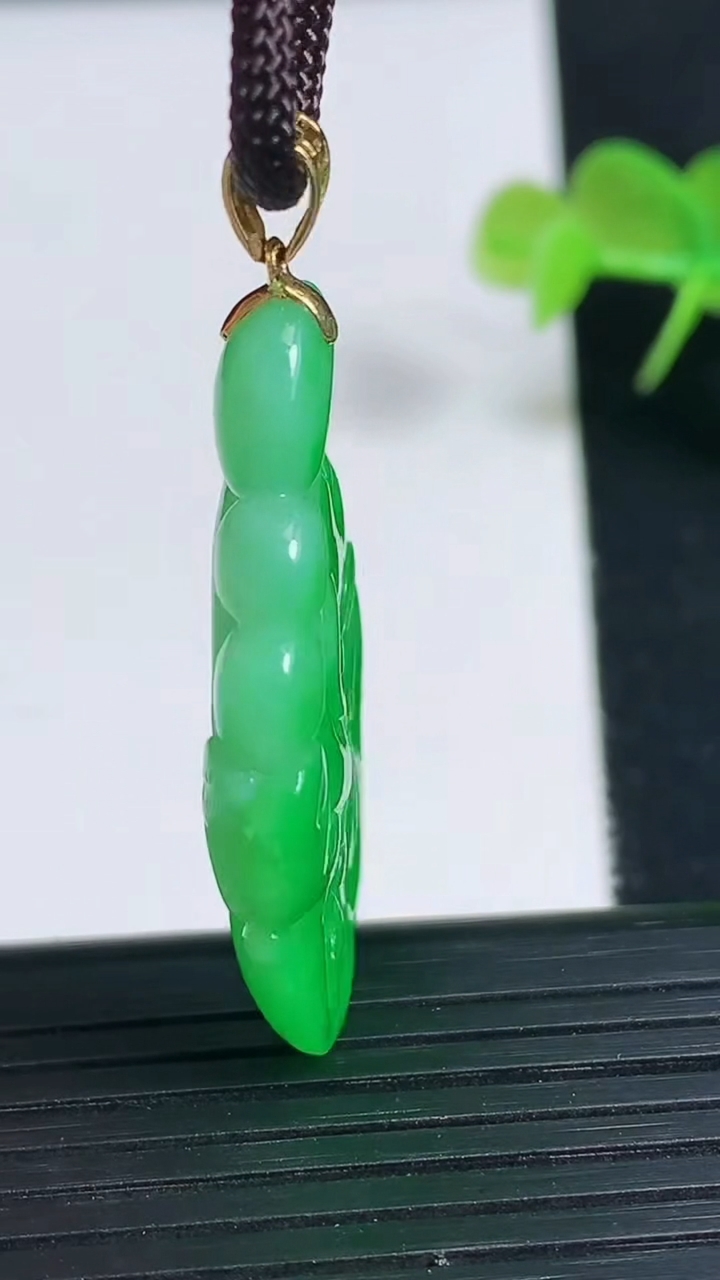 天然A货翡翠如意吊坠尺寸38.2-23.9-4.8重量:8.52g
3月18日
