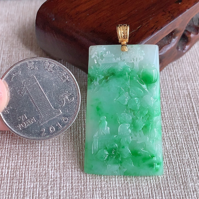 天然A货翡翠18K金镶嵌飘绿意境山水牌吊坠  
尺寸38.3-23-4.6mm 重量10.66g 0317