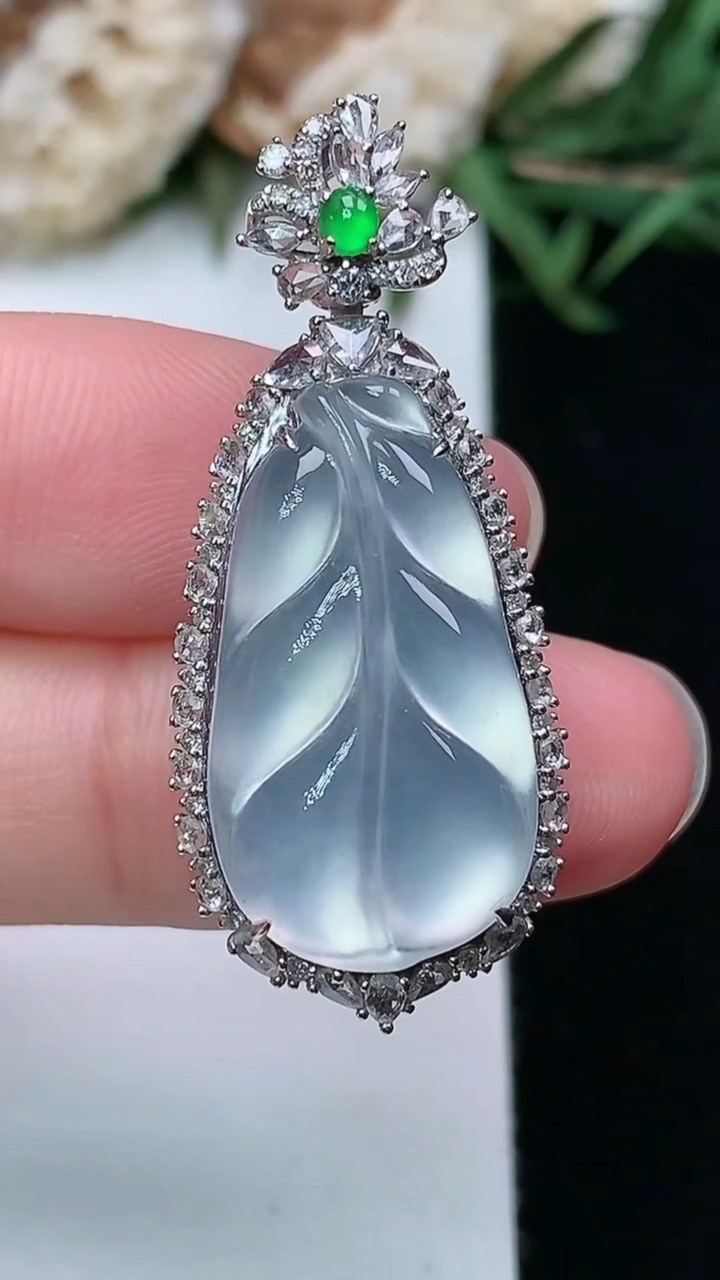 天然A货翡翠白冰金枝玉叶 叶子吊坠，尺寸36.5-15.8-9.6，裸石22.5-12.6，重量:6