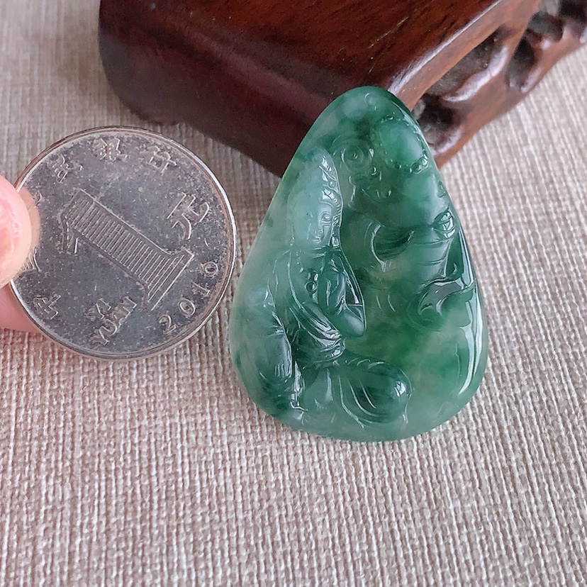 天然A货翡翠飘花普贤菩萨吊坠 
尺寸37-27-5.5mm 重量9.40g 0317