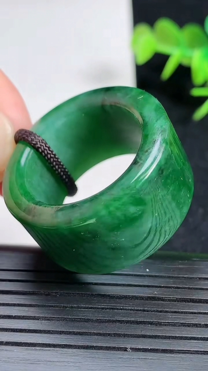 天然A货翡翠指环 扳指 戒指，尺寸22.7-15.6-5.2重量:21.38g2026年3月18日
工厂直销收藏佳品,种好水足，色泽均匀，有种有色，上手高大气！